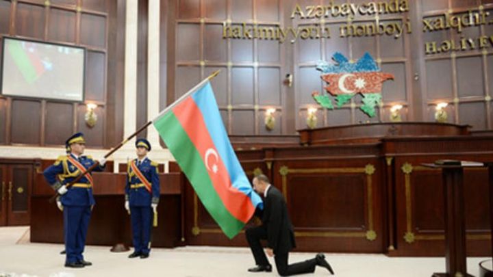 And içdi, dövlət bayrağını öpdü