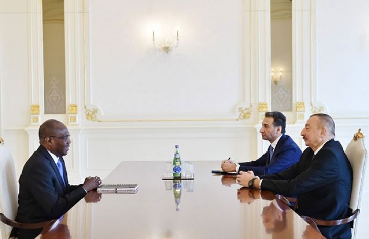 İlham Əliyev “Smart Africa” Təşəbbüsünün icraçı direktorunu qəbul edib