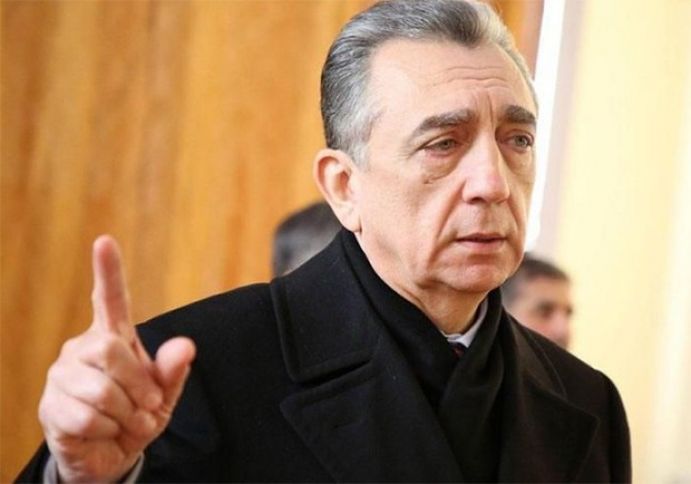 Eldar Əzizov direktoru işdən çıxardı