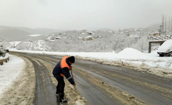 Qar, buz və çovğun səbəbindən Bakı-Şamaxı yolu bağlanıb