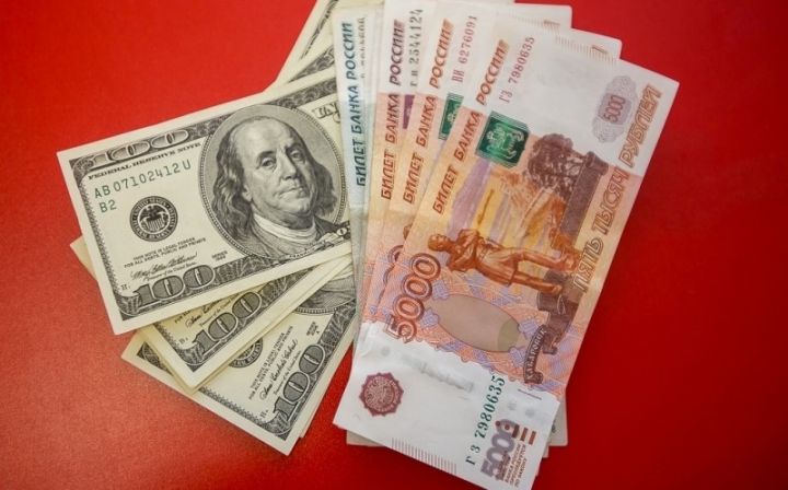 Moskva birjasında dolların məzənnəsi düşüb