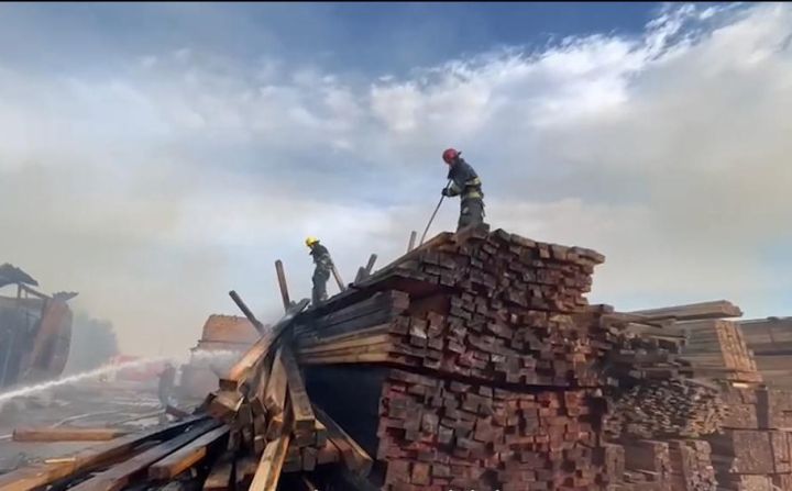 Bakıda inşaat materialları bazarında açıq alov mənbələri söndürülüb - VİDEO