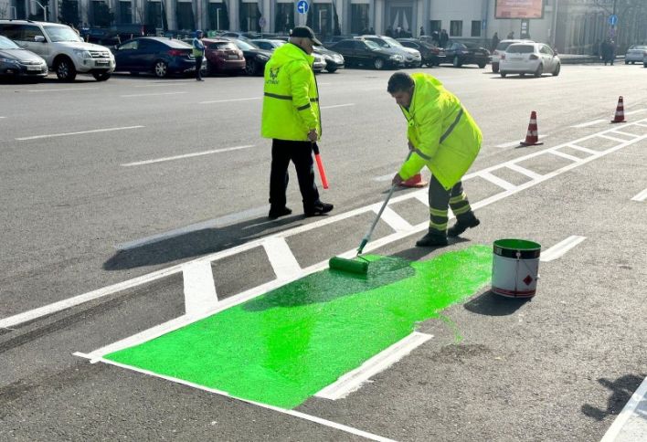 Bakının tıxaclı prospektində velosiped yolu salınır