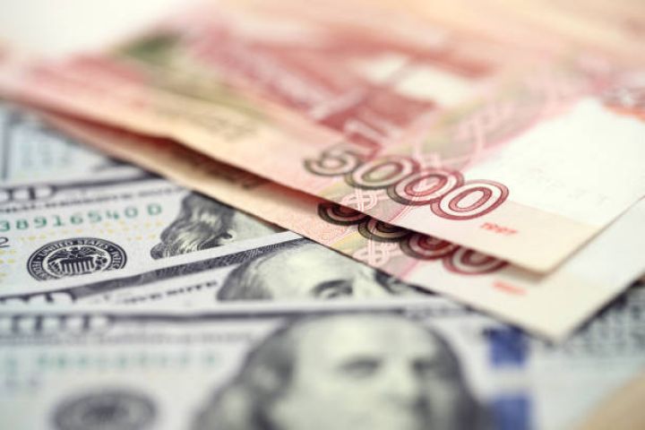 Moskva birjasında hərracların açılışında dolların məzənnəsi düşüb