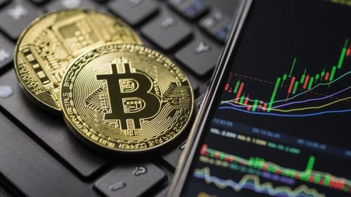 Bitcoin-in qiyməti rekord qırdıqdan sonra kəskin düşdü