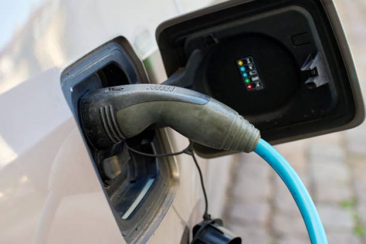 Tam elektrik avtomobillərin idxalı və satışı ƏDV-dən azad olacaq