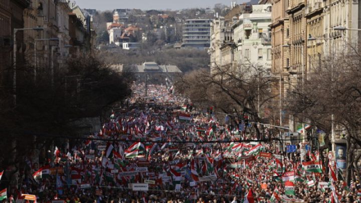 Macarıstanda Peter Magyarın qələbə qazanacağı proqnozlaşdırılır - Forint bahalaşır