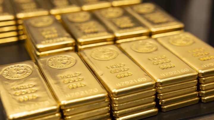 Qızılın qiyməti 4 min dollardan aşağı düşüb – rekord səviyyədən təxminən 29% ucuzlaşıb