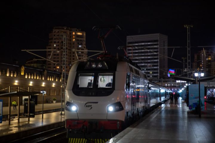 Bakı–Tbilisi qatarına rekord maraq - Vaqonların sayı iki dəfədən çox artırıldı