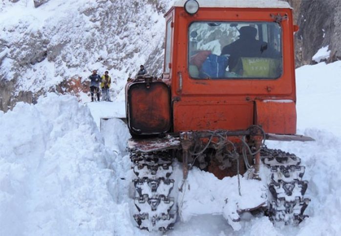 Qar uçqunu səbəbindən yol bağlanıb