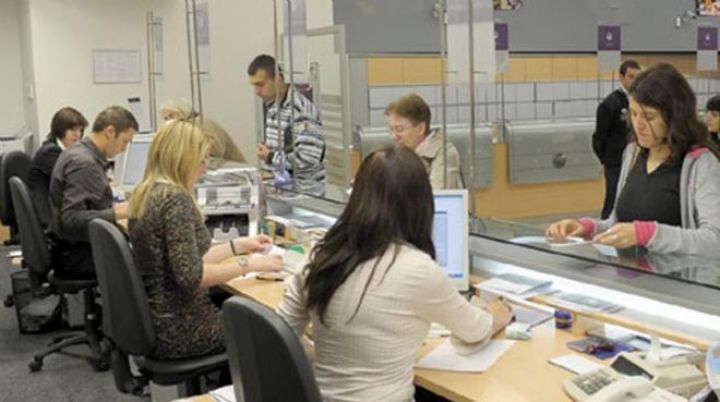 Dövlət qulluqçularının sayı və maaşı açıqlanıb