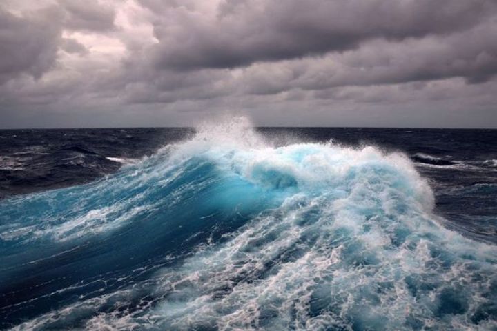 Xəzərdə dalğanın hündürlüyü 2.9 metrə çatıb