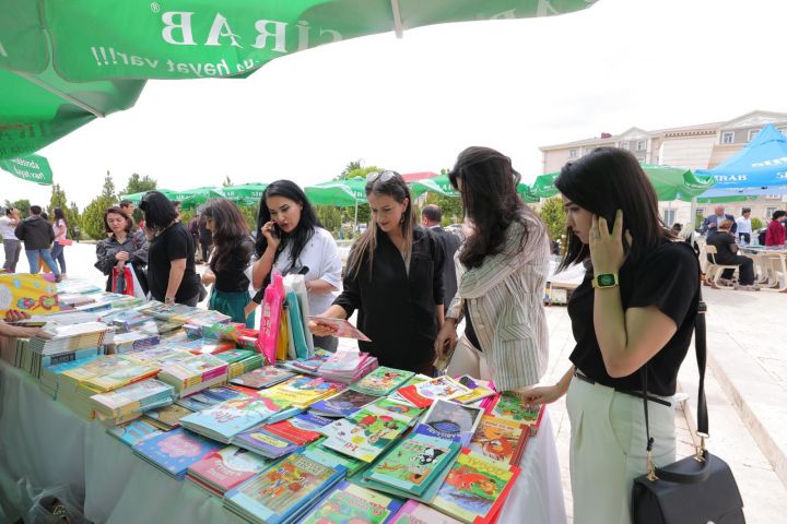 Naxçıvanda kitab bayramı: Müasirlərin əsərlərindən ibarət “I Naxçıvan Kitab Sərgisi” keçirilir - FOTO