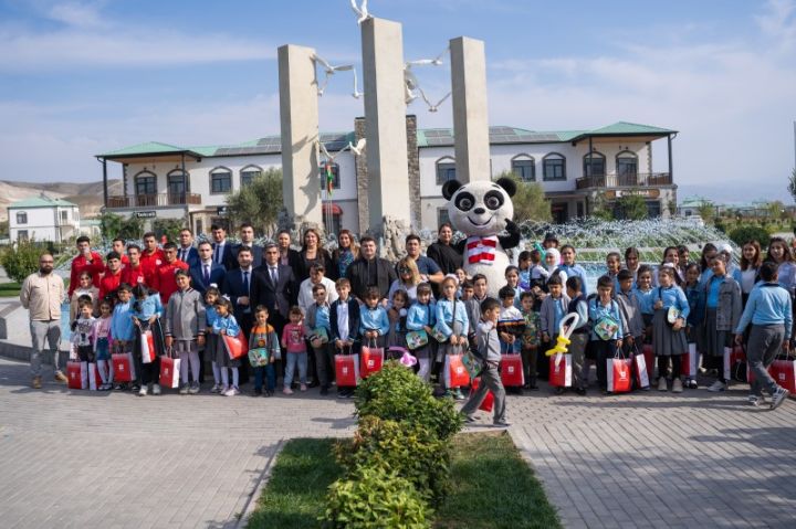 “AL Market” Zəngilanın Ağalı kəndindəki məktəbliləri Zəfər Gününü münasibətilə təbrik edib