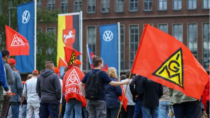 Volkswagen-də dərin böhran: İşçilər rəhbərliyə etimadın sarsıldığını bildirir