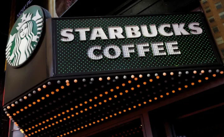 “Starbucks”ın xalis mənfəəti 5 dəfə artıb, lakin gəlirləri proqnozdan aşağı qalıb