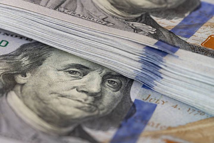 Dollar bolluğu yaranıb - Mərkəzi Bank avqustda bazardan 1,5 milyard dollar alıb, ehtiyatları tarixi maksimuma yüksəlib